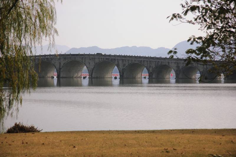湖上长桥映山影 湘湖图片