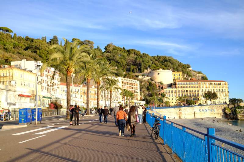 南法尼斯 海滨步道 游人如织图片