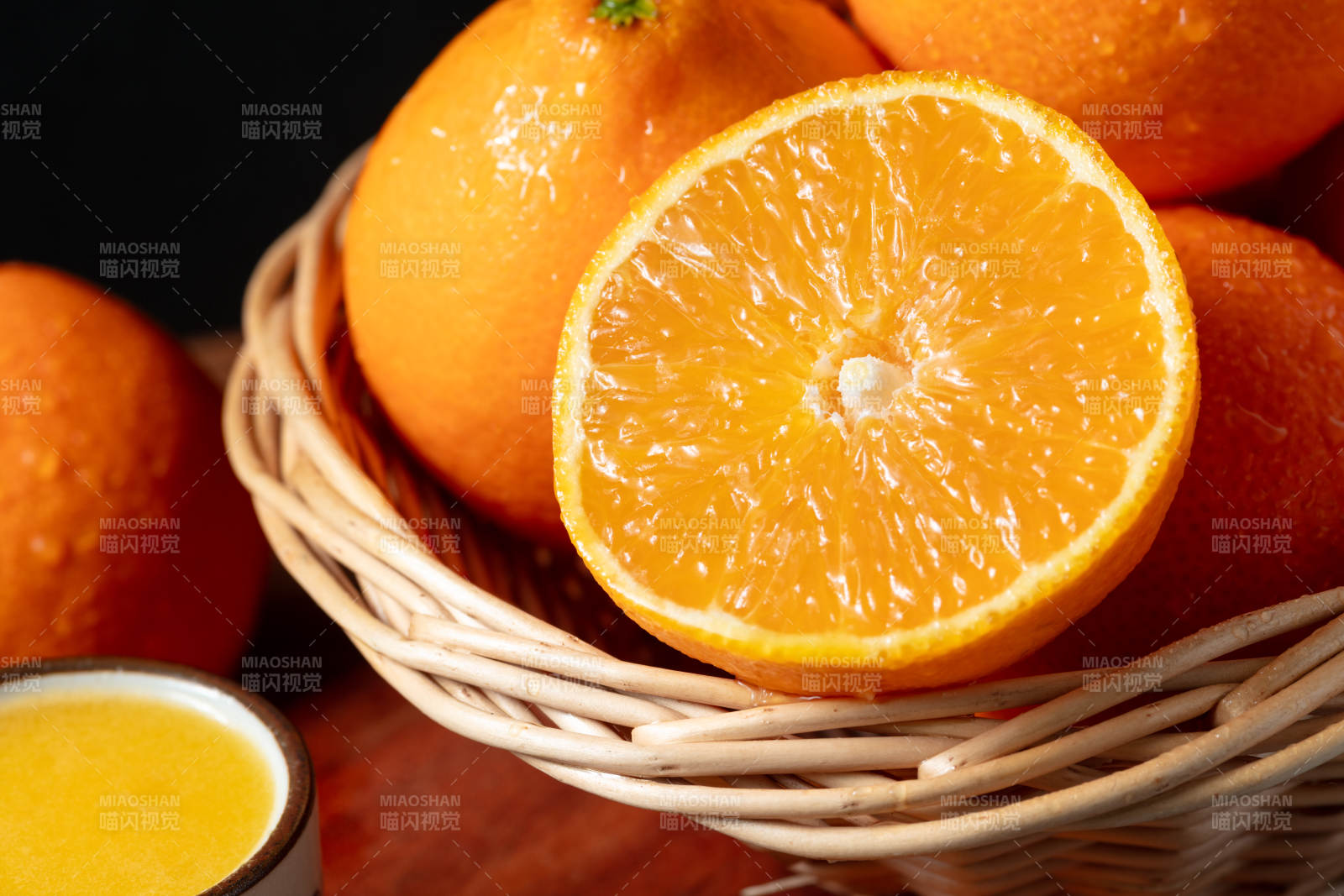 新鲜橙子与果汁图片