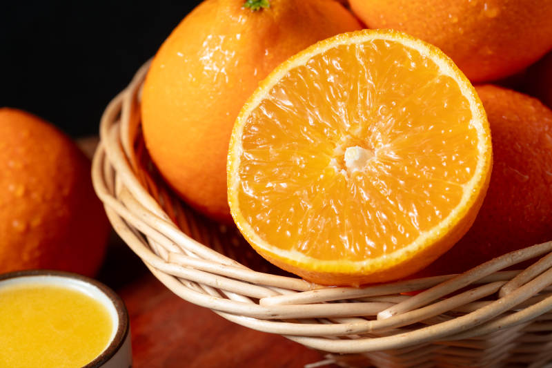 新鲜橙子与果汁图片