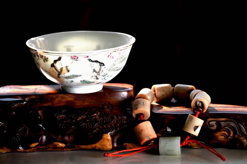 古韵瓷碗与木珠图片