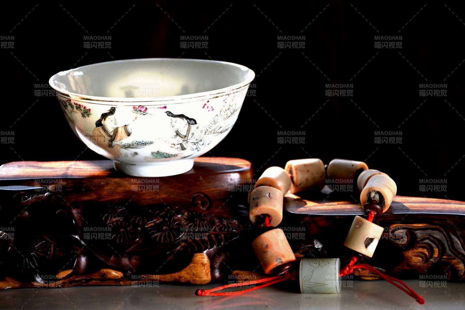 古韵瓷碗与木珠图片