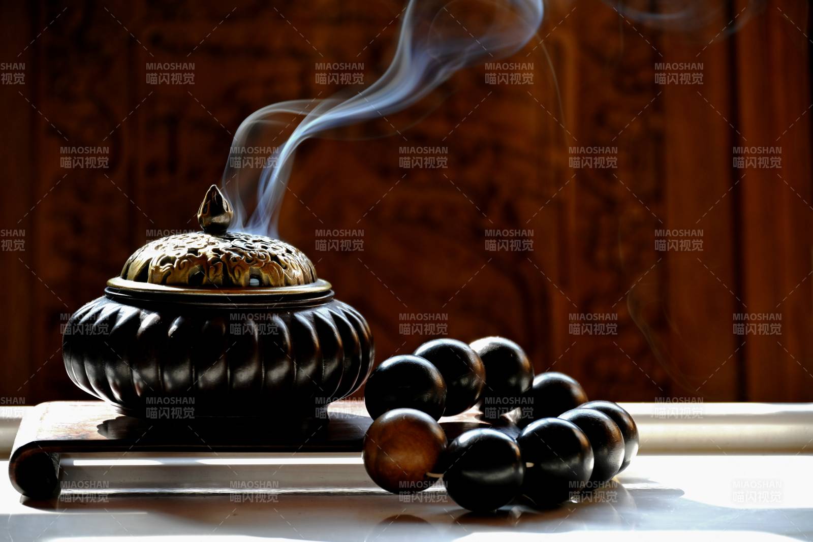 香炉袅袅 静谧禅意图片