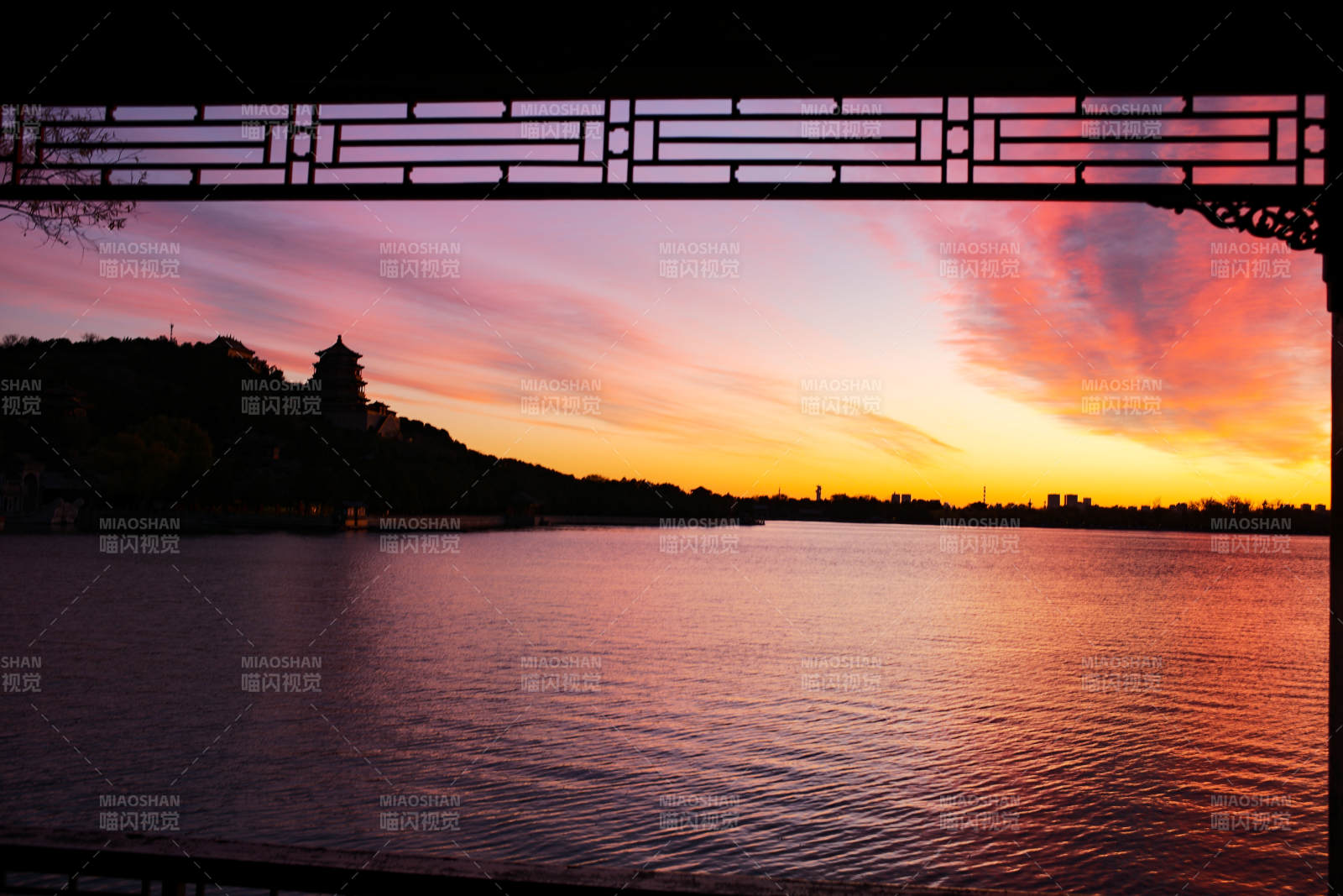 湖畔夕照美景图片