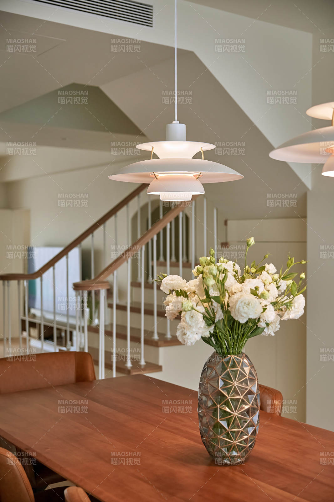 现代餐桌花艺布置图片