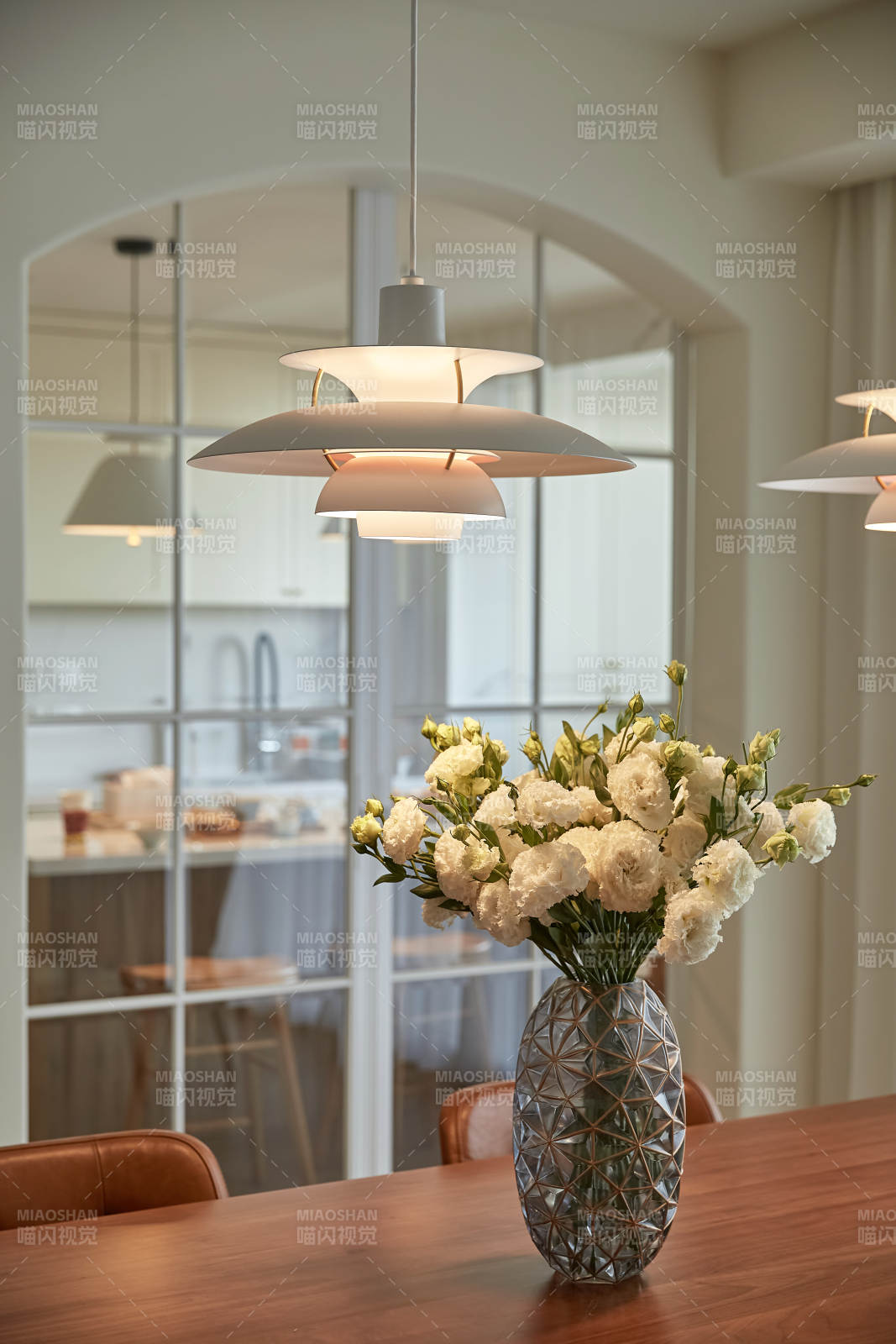 温馨餐桌花艺布置图片