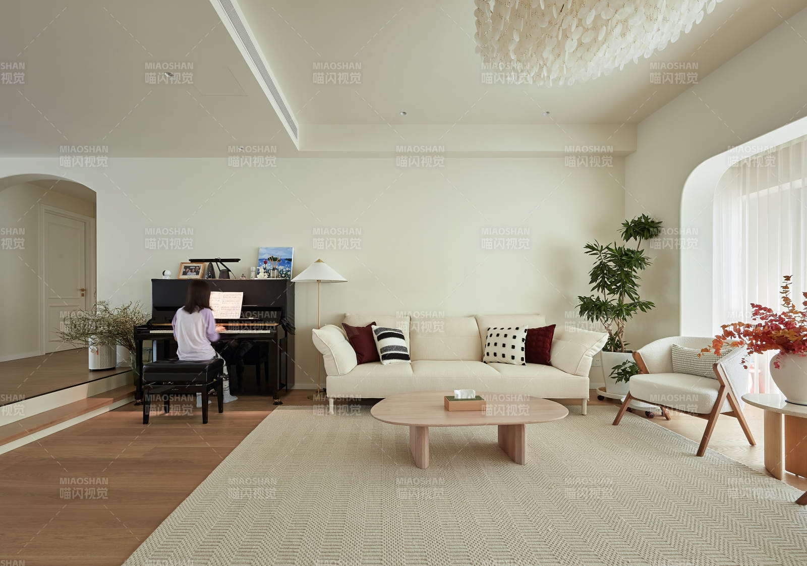 简约客厅弹琴图图片