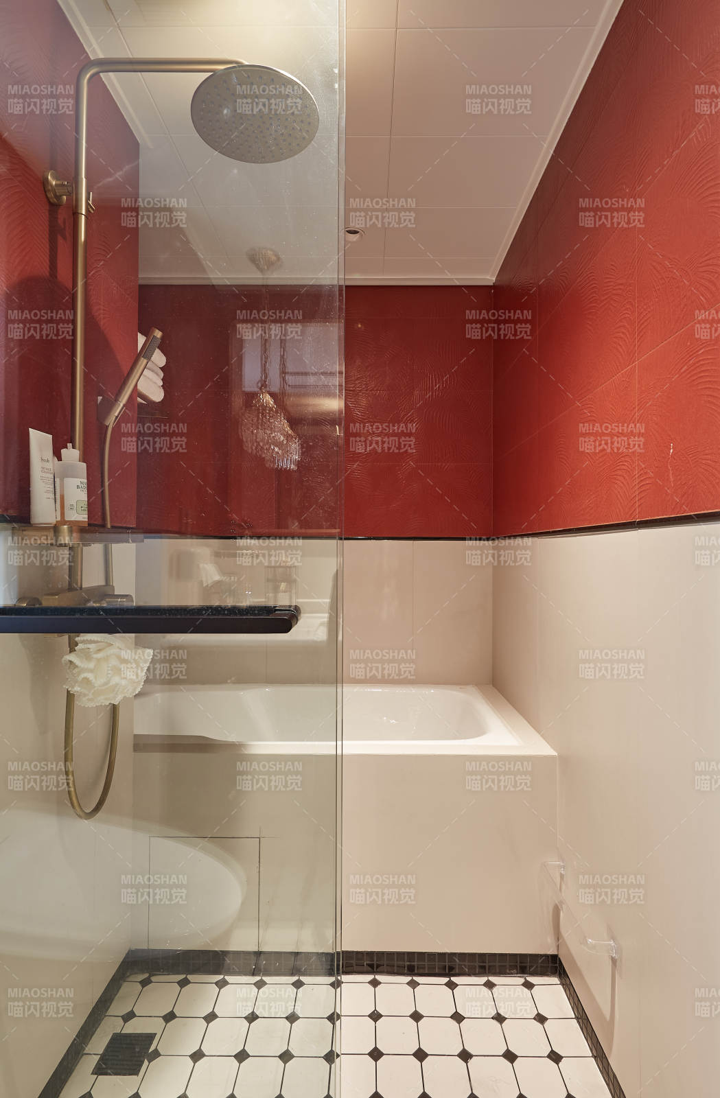 红白相间浴室图片