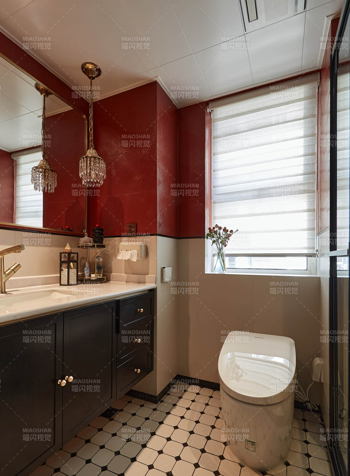 红墙黑白格浴室图片