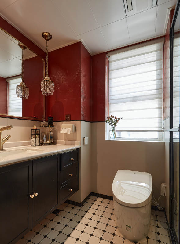 红墙黑白格浴室图片