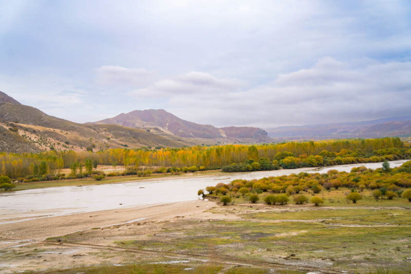 秋天的河谷风光图片