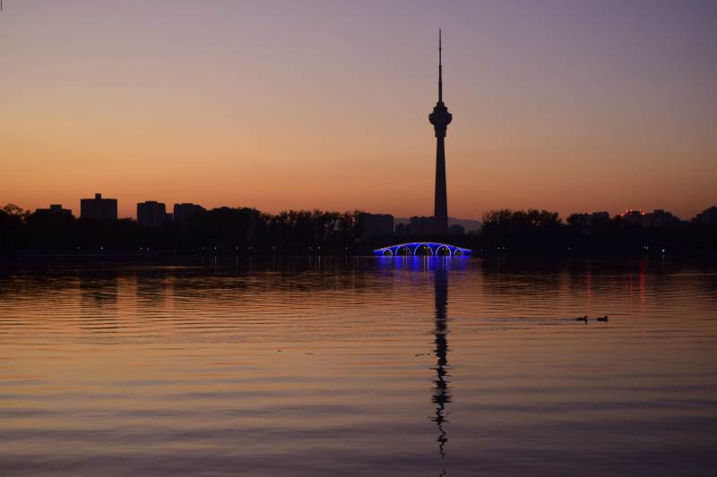 塔影映湖夜色美图片