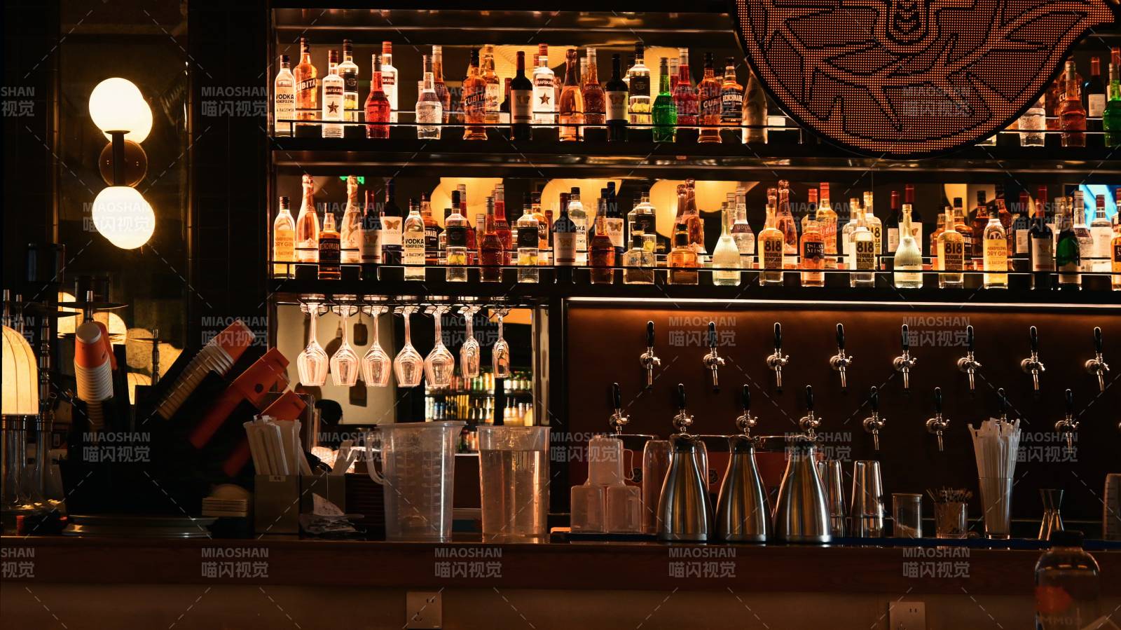 酒吧酒架夜景图片