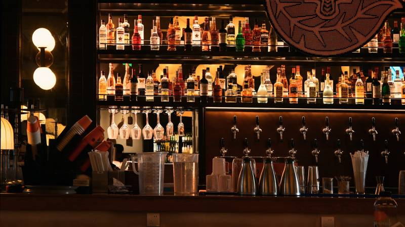 酒吧酒架夜景图片