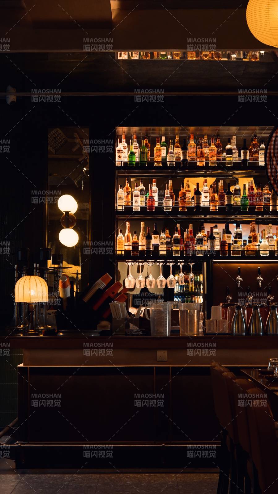 酒吧夜景 酒瓶林立图片