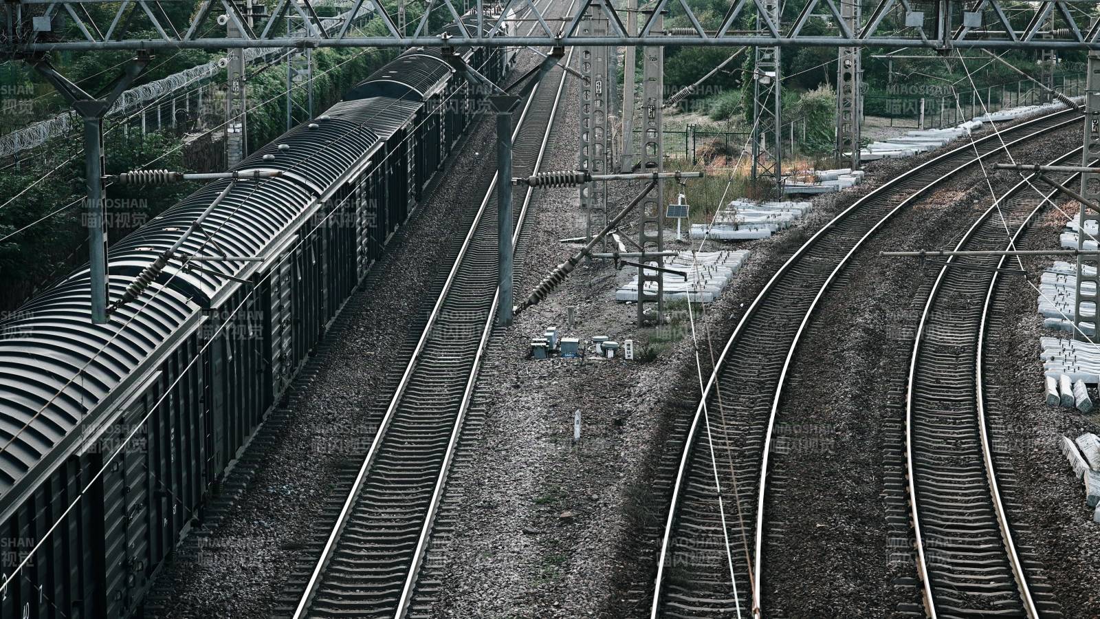 铁轨交错 列车静停图片