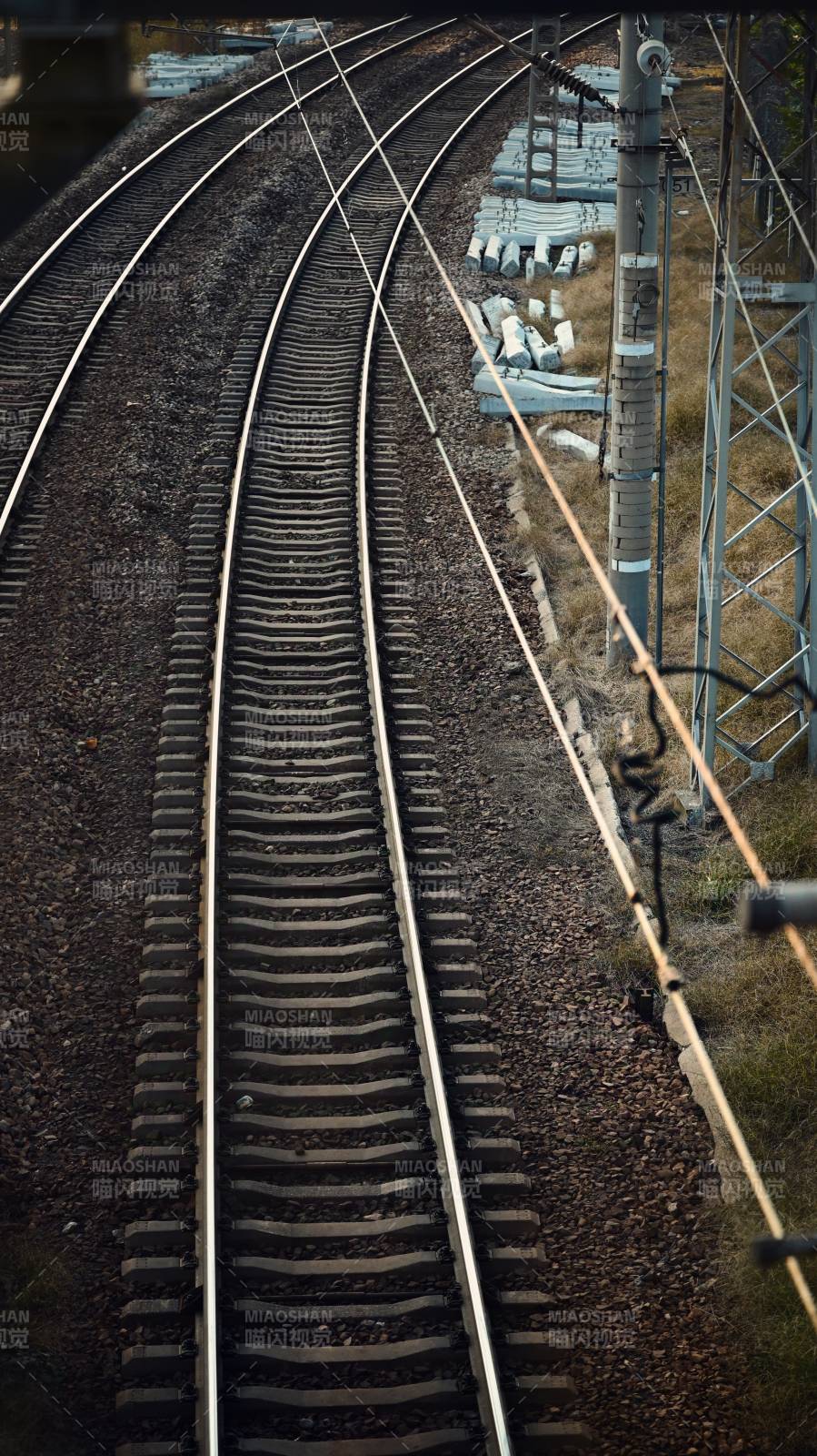 铁轨延伸远方图片