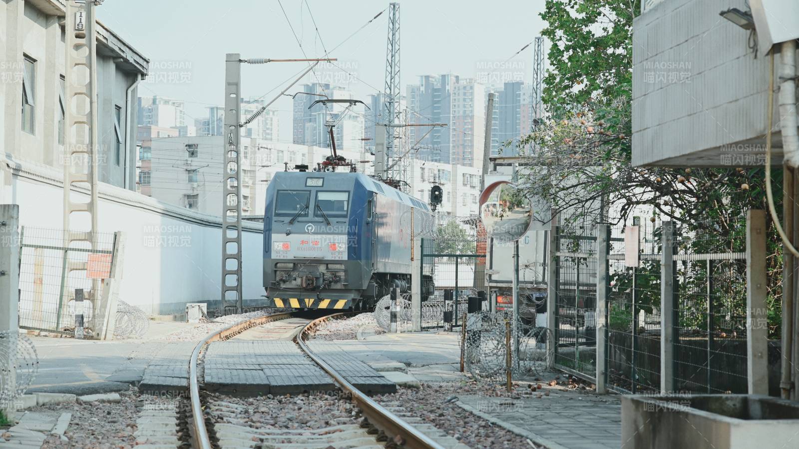 城市中的电车轨道图片