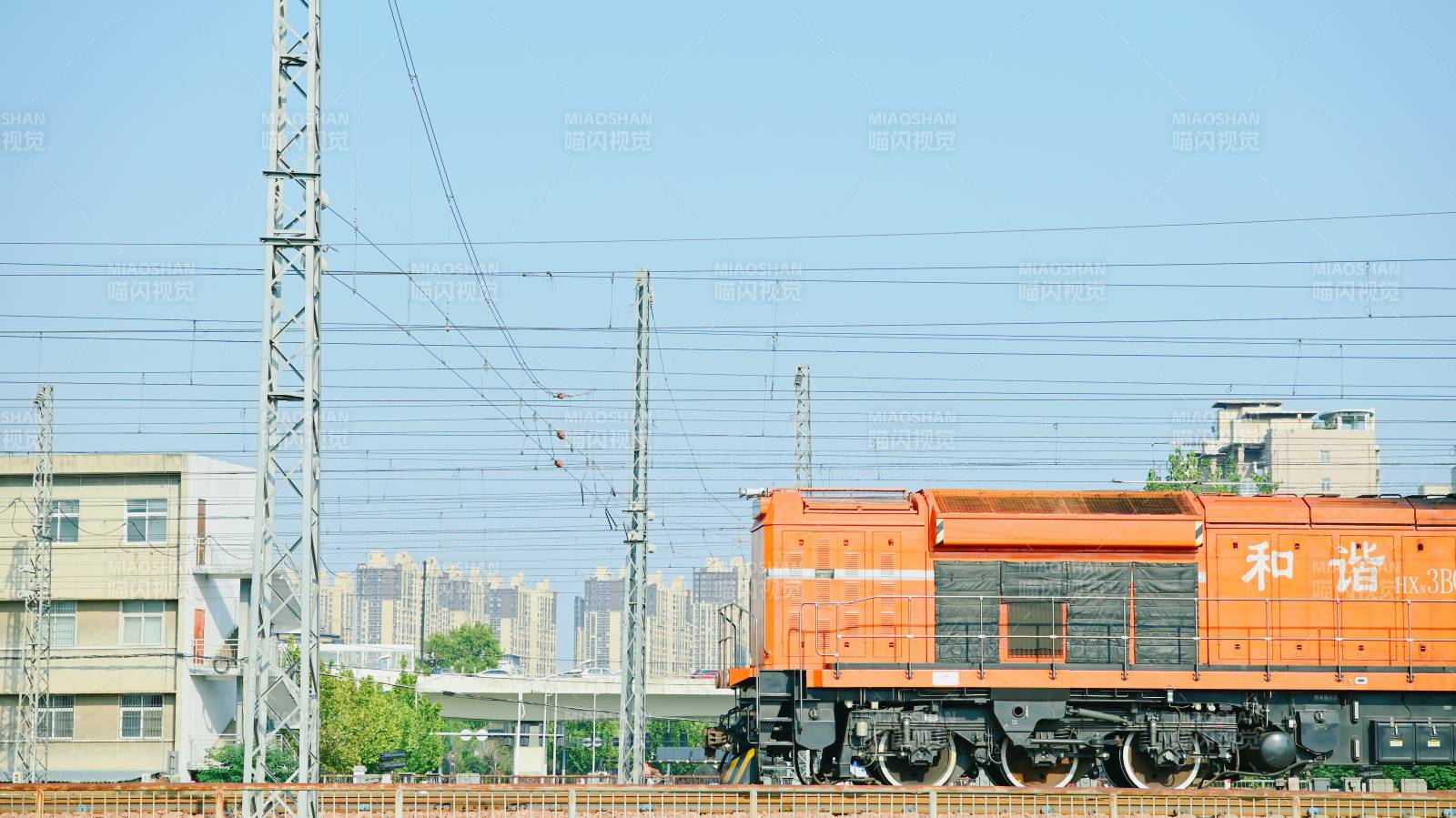 橙色火车行驶中图片