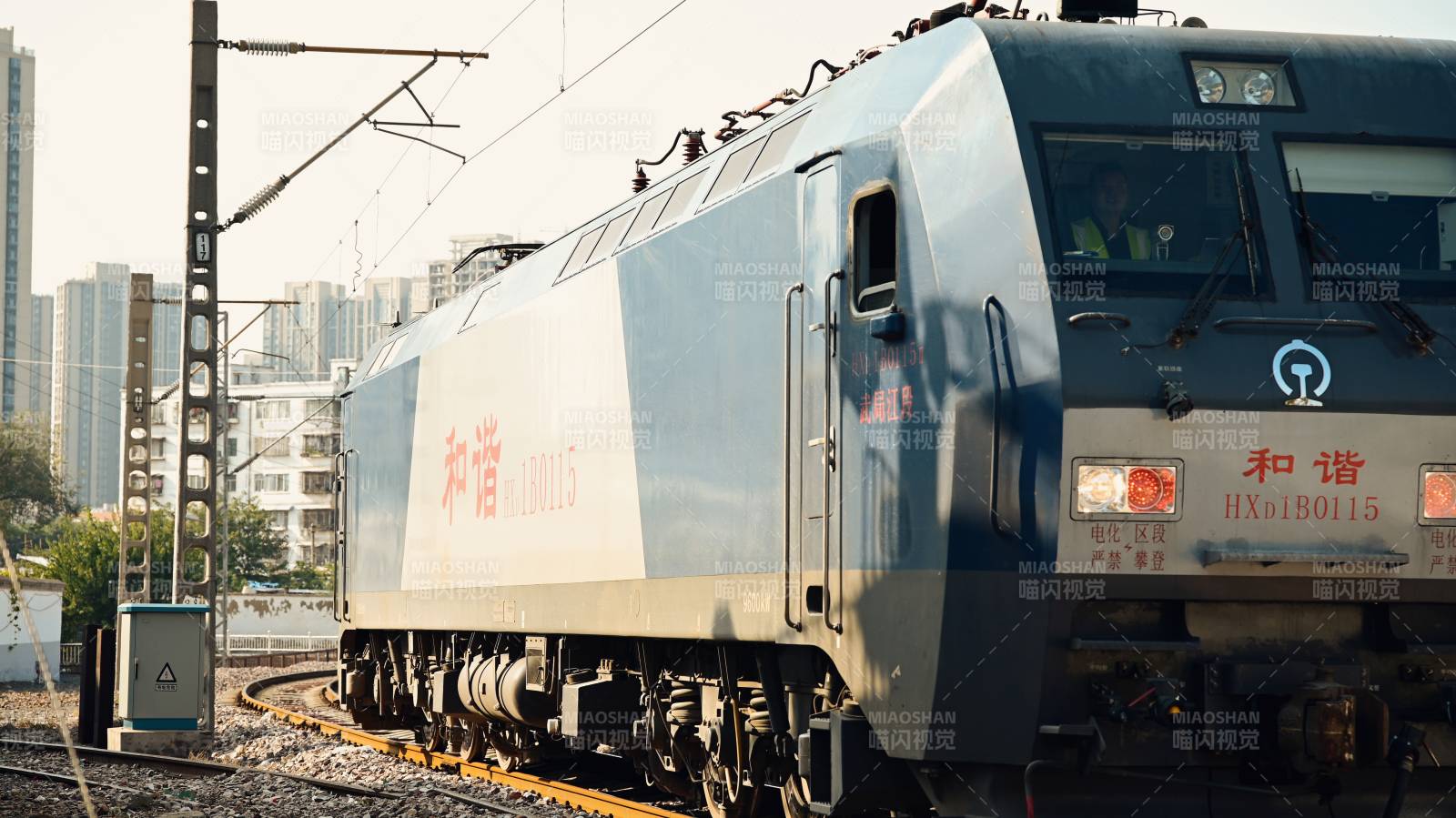 和谐号电力机车图片