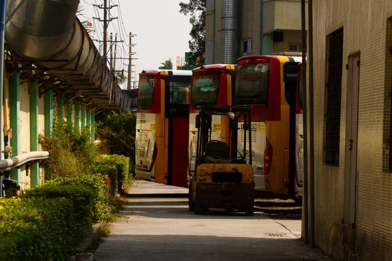 工业区的黄色叉车图片