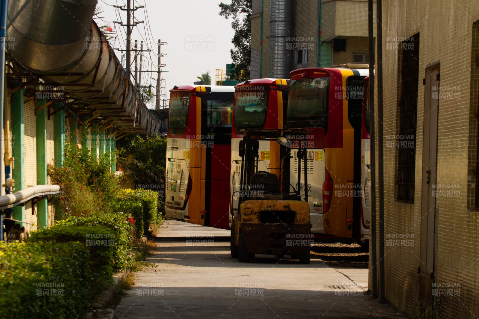 工业区的黄色叉车图片