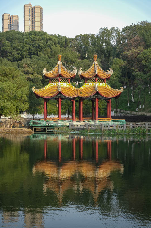 湖北宜昌东山公园湖畔双亭倒影图片