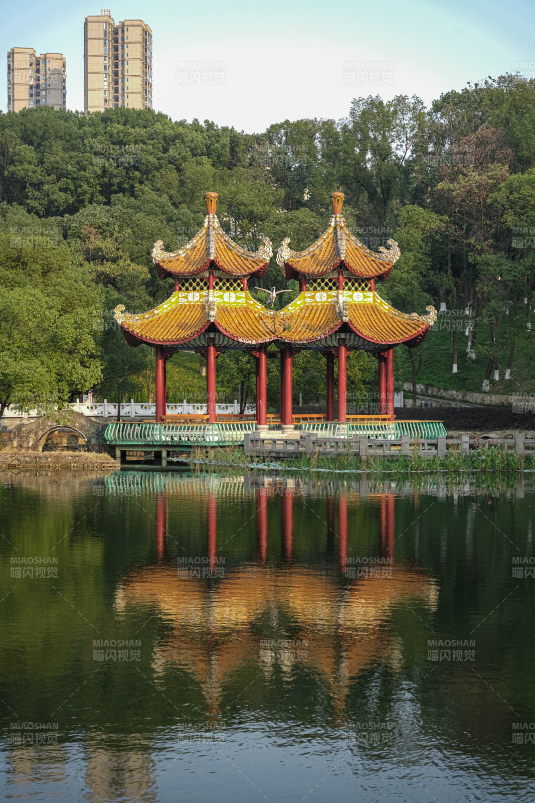 湖北宜昌东山公园湖畔双亭倒影图片