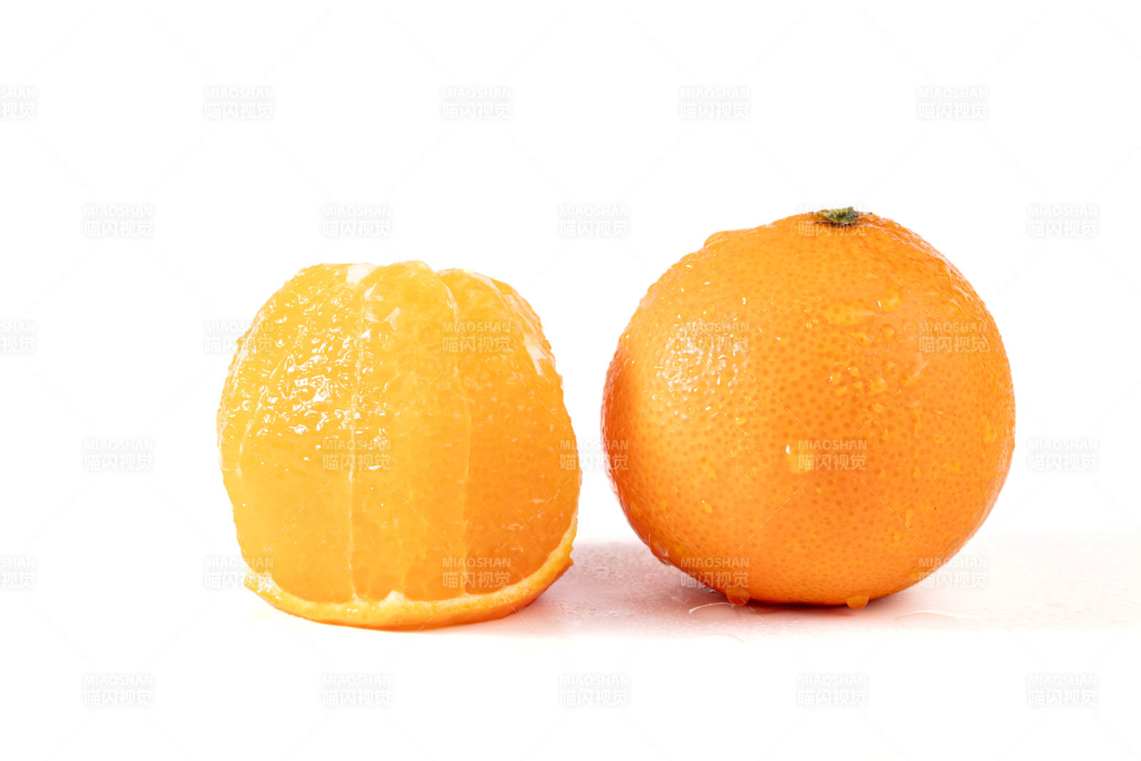 剥皮与完整橘子对比图片