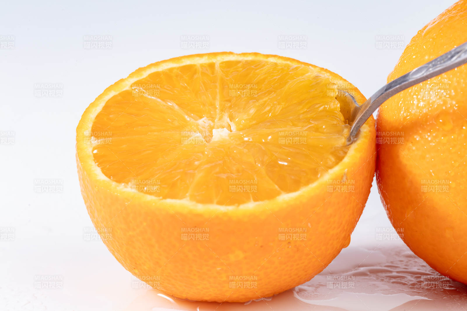 橙子切半榨汁图片