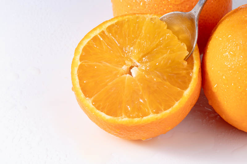 橙子切开榨汁图片