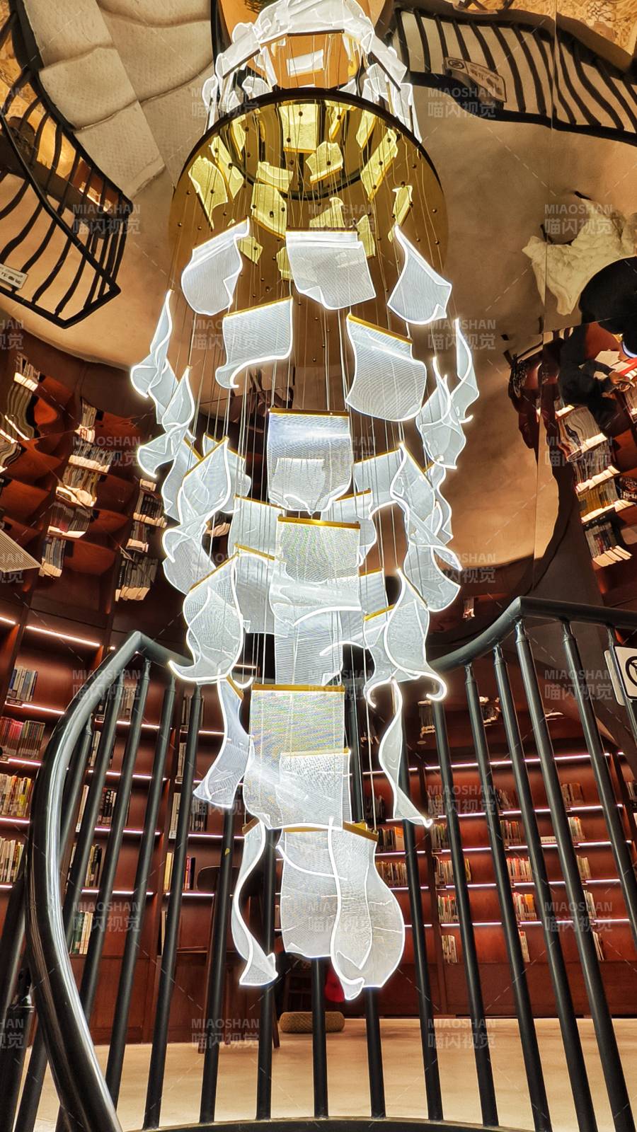 书页吊灯艺术装置图片