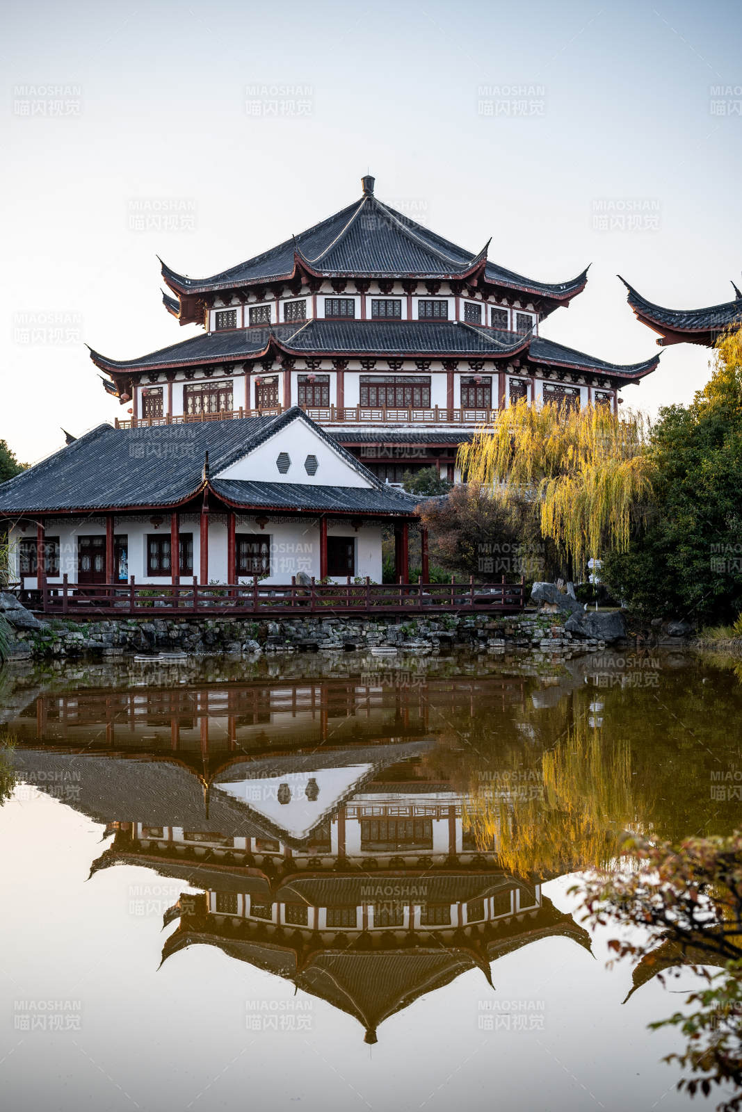 亭台倒影水清幽图片