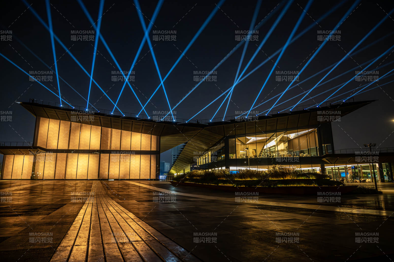 夜幕下的现代建筑图片