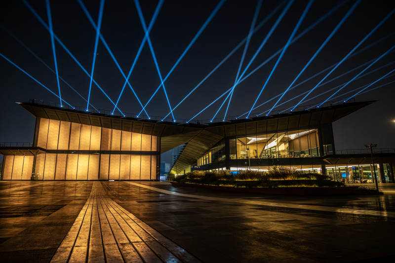 夜幕下的现代建筑图片