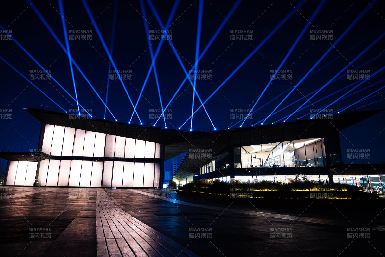 夜幕下的现代建筑图片