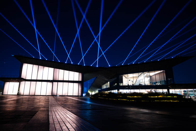 夜幕下的现代建筑图片