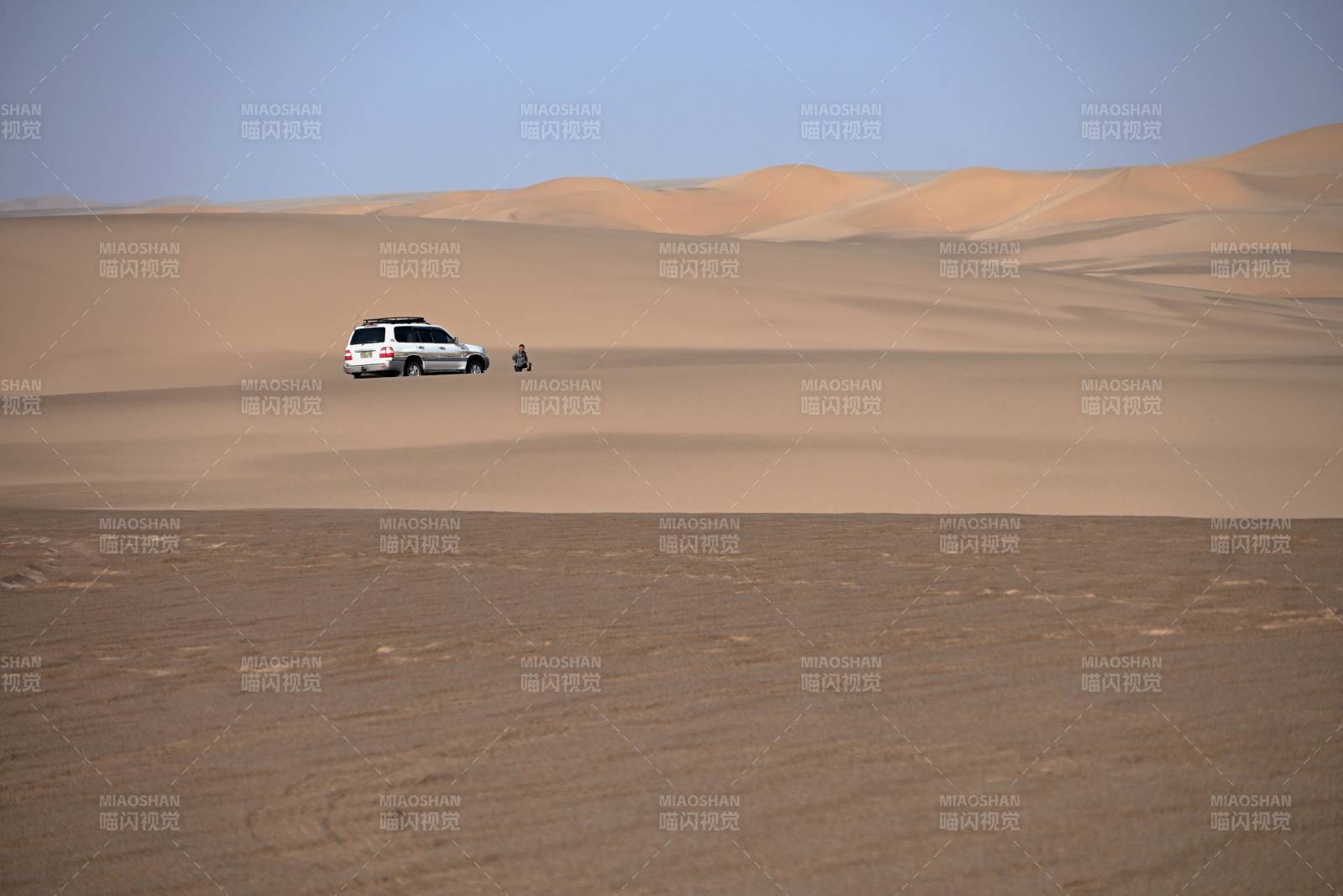 行进在罗布泊无人区的旅行者图片