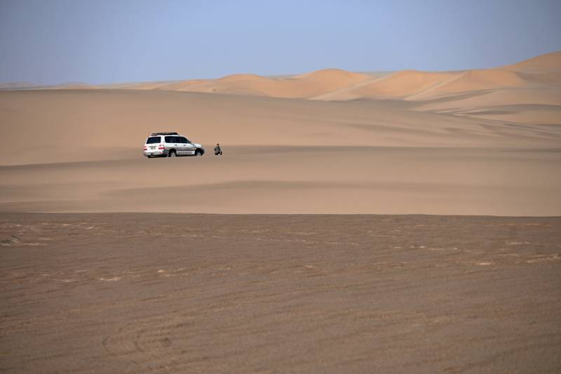 行进在罗布泊无人区的旅行者图片