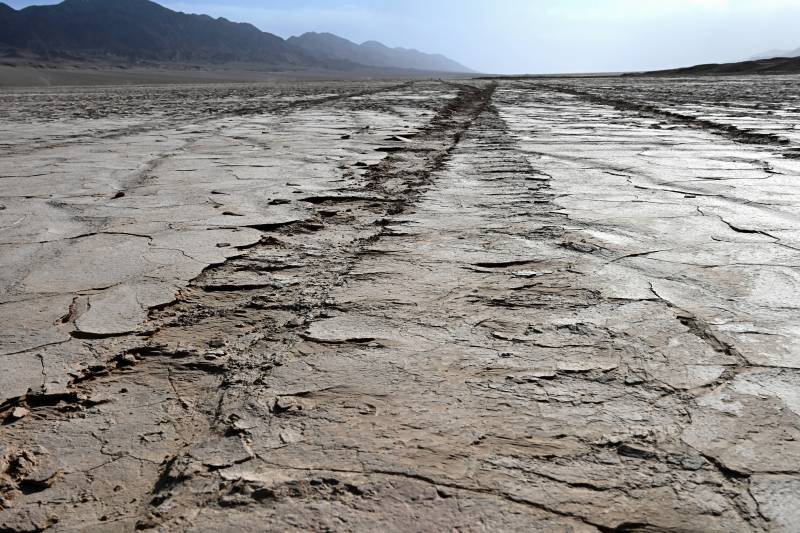 罗布泊核心区域干涸的河床图片