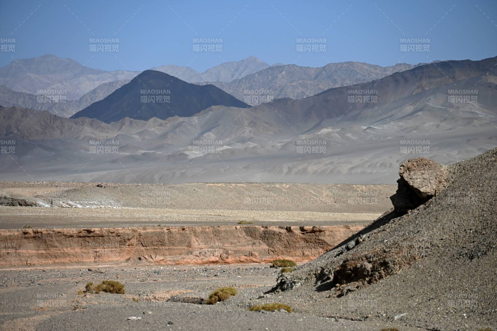 罗布泊无人区戈壁滩中的山丘图片