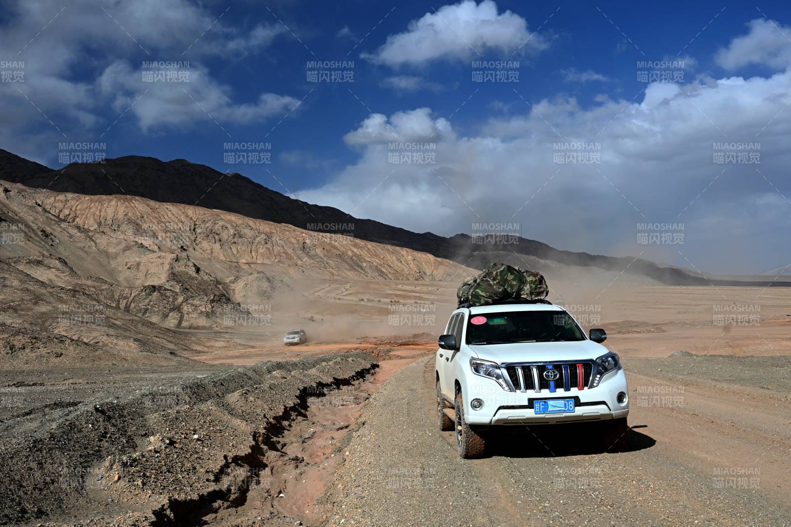 荒漠驰骋 越野探秘图片