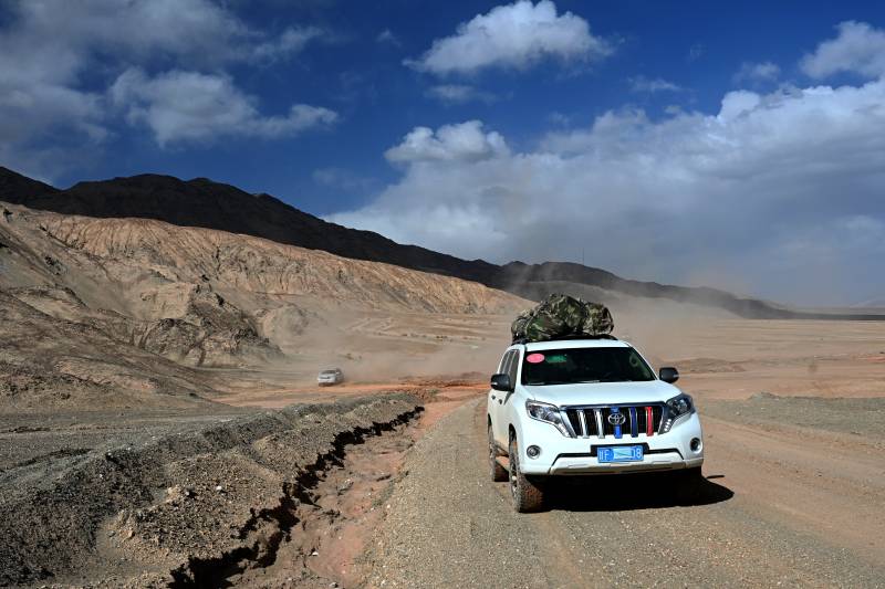 荒漠驰骋 越野探秘图片