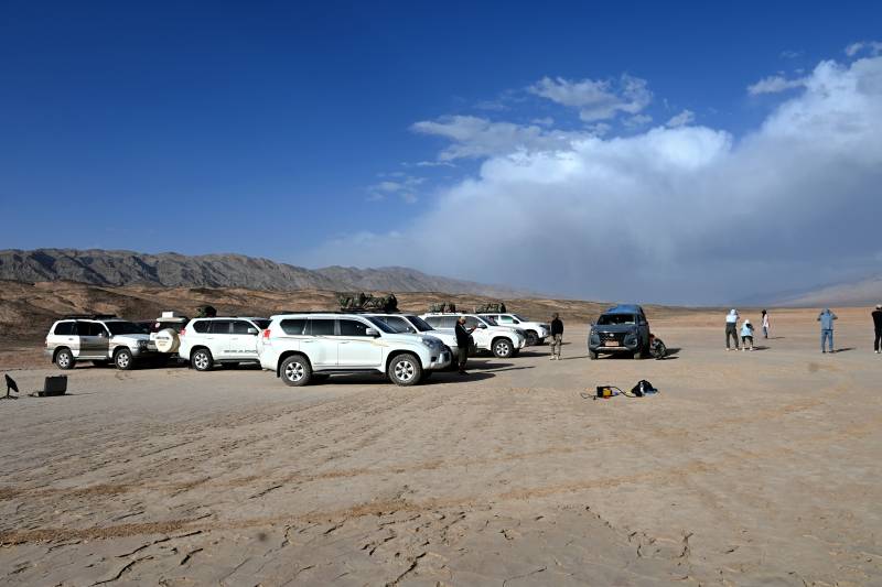 行进在罗布泊无人区整休的车队图片