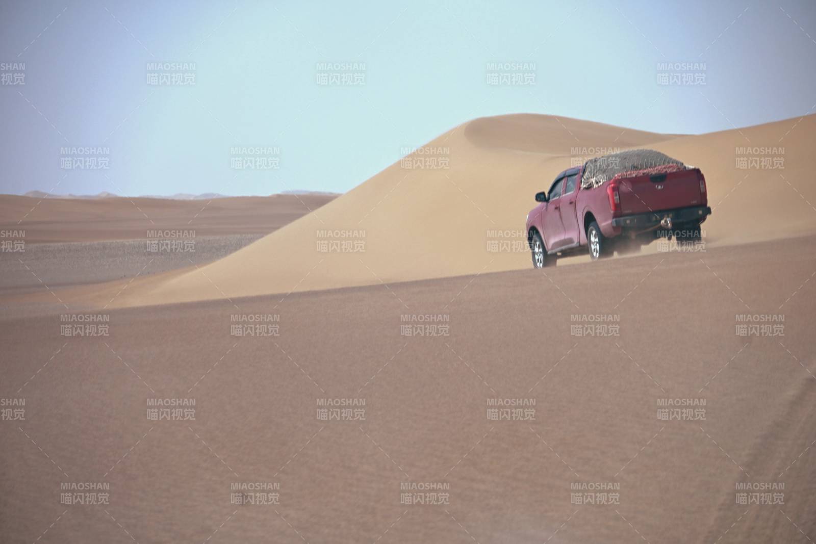 沙漠中的红色越野车图片