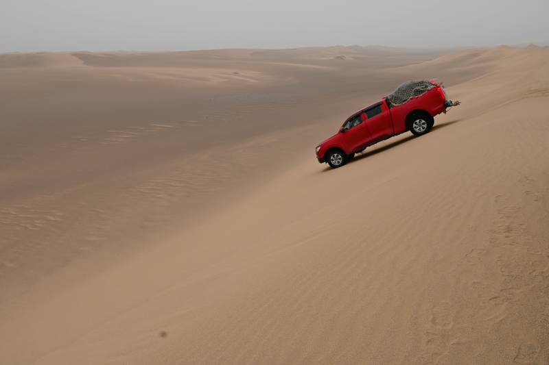 行进在罗布泊无人区车队中的后勤保障车图片