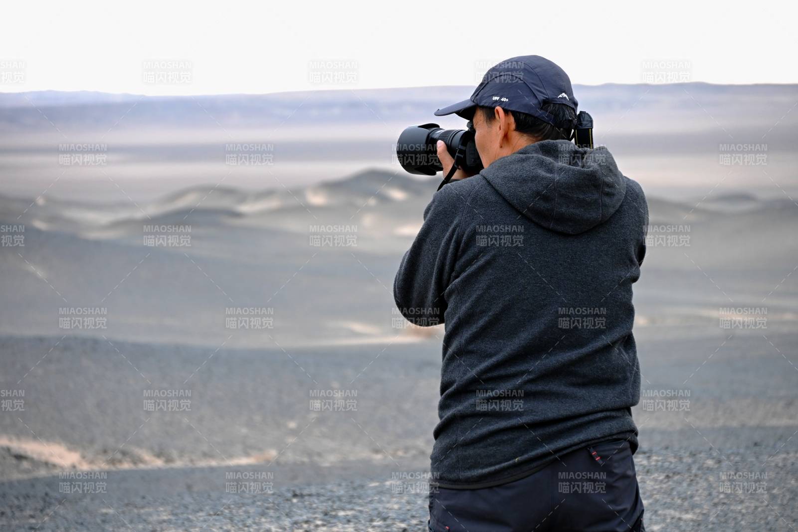 罗布泊无人区戈壁滩的摄影者图片