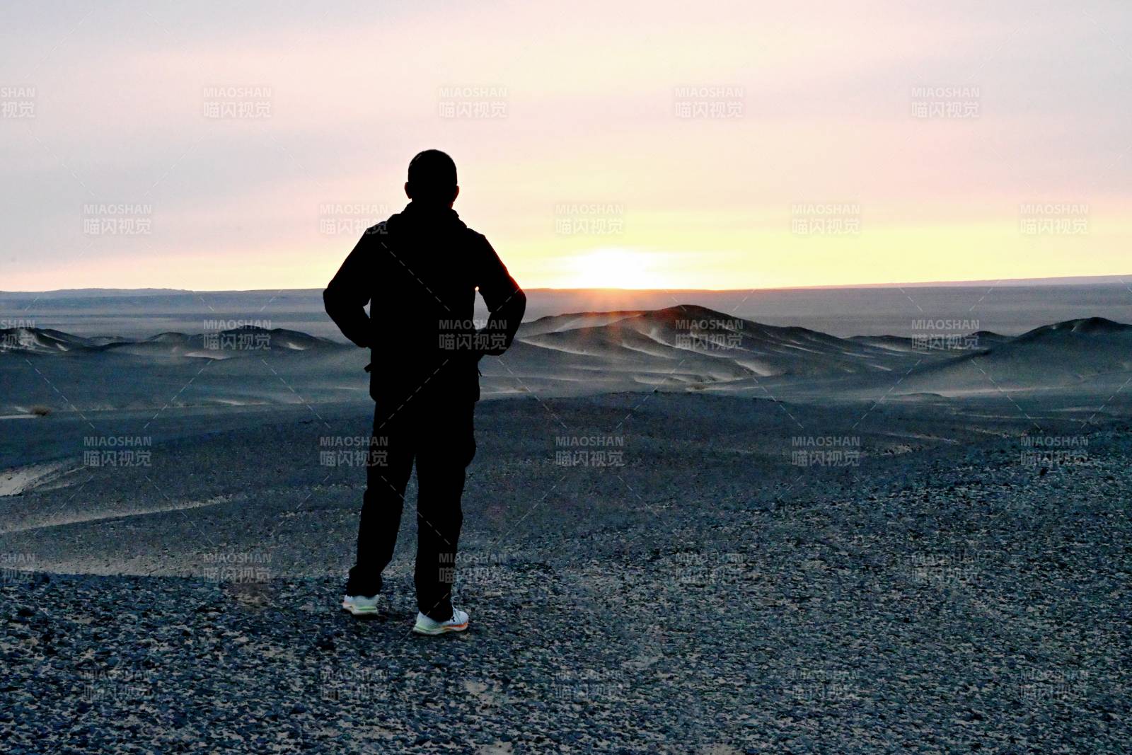 罗布泊戈壁滩日落剪影图片