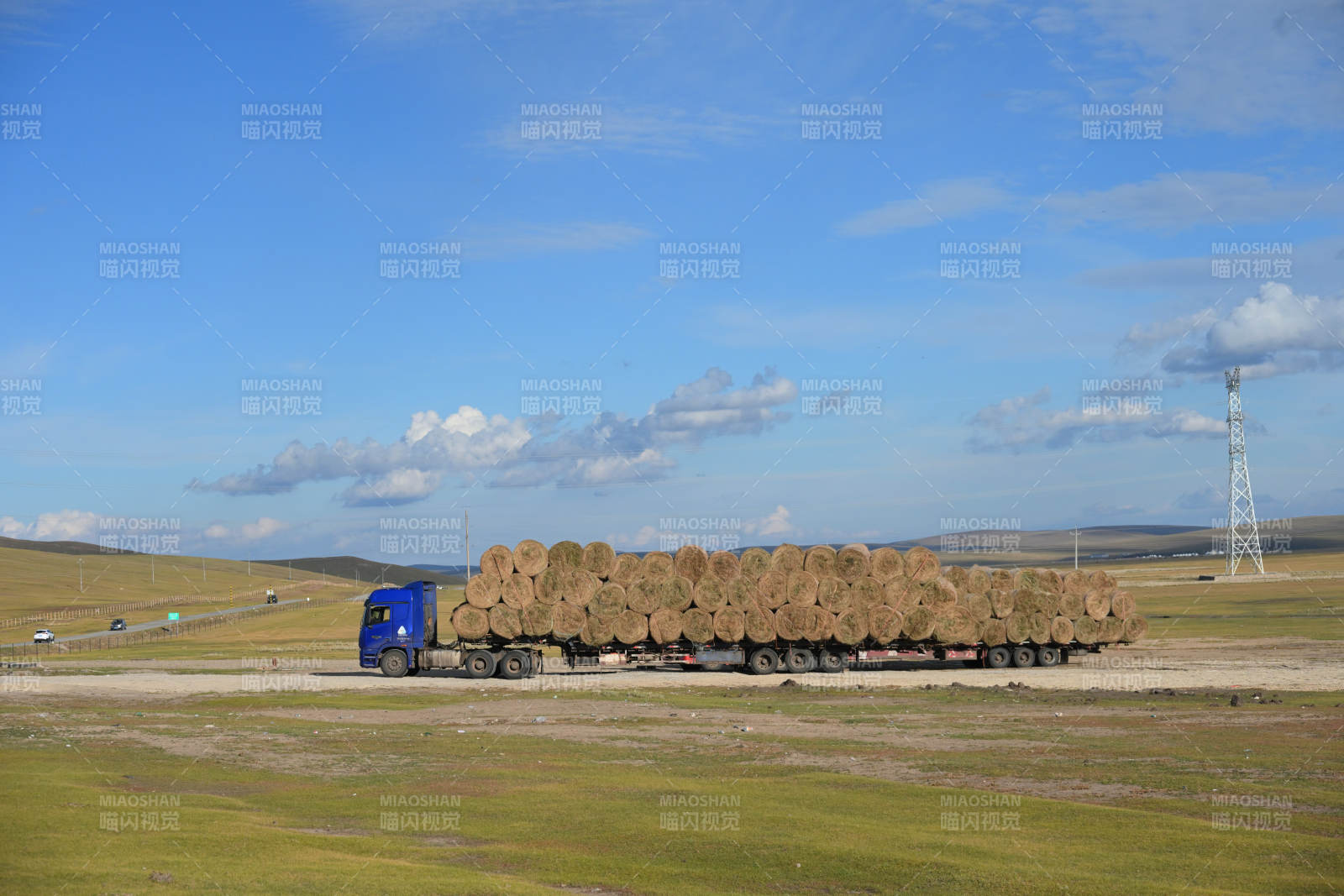 呼伦贝尔运载干草的卡车图片