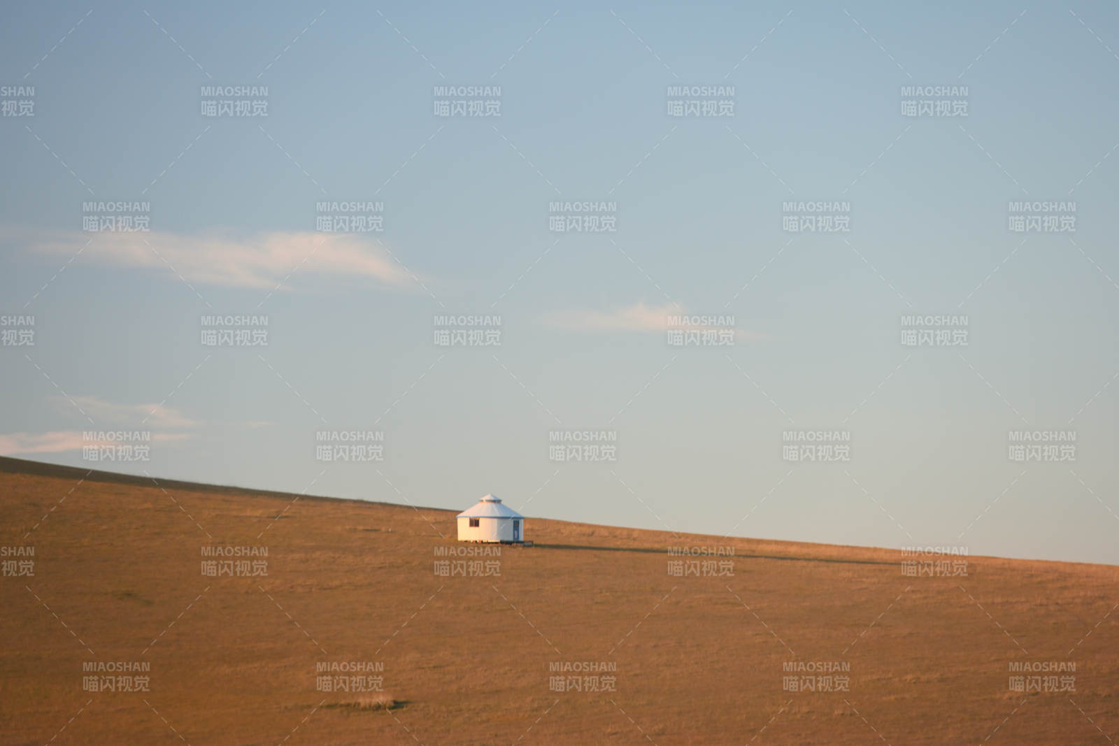 草原上的白色小屋图片
